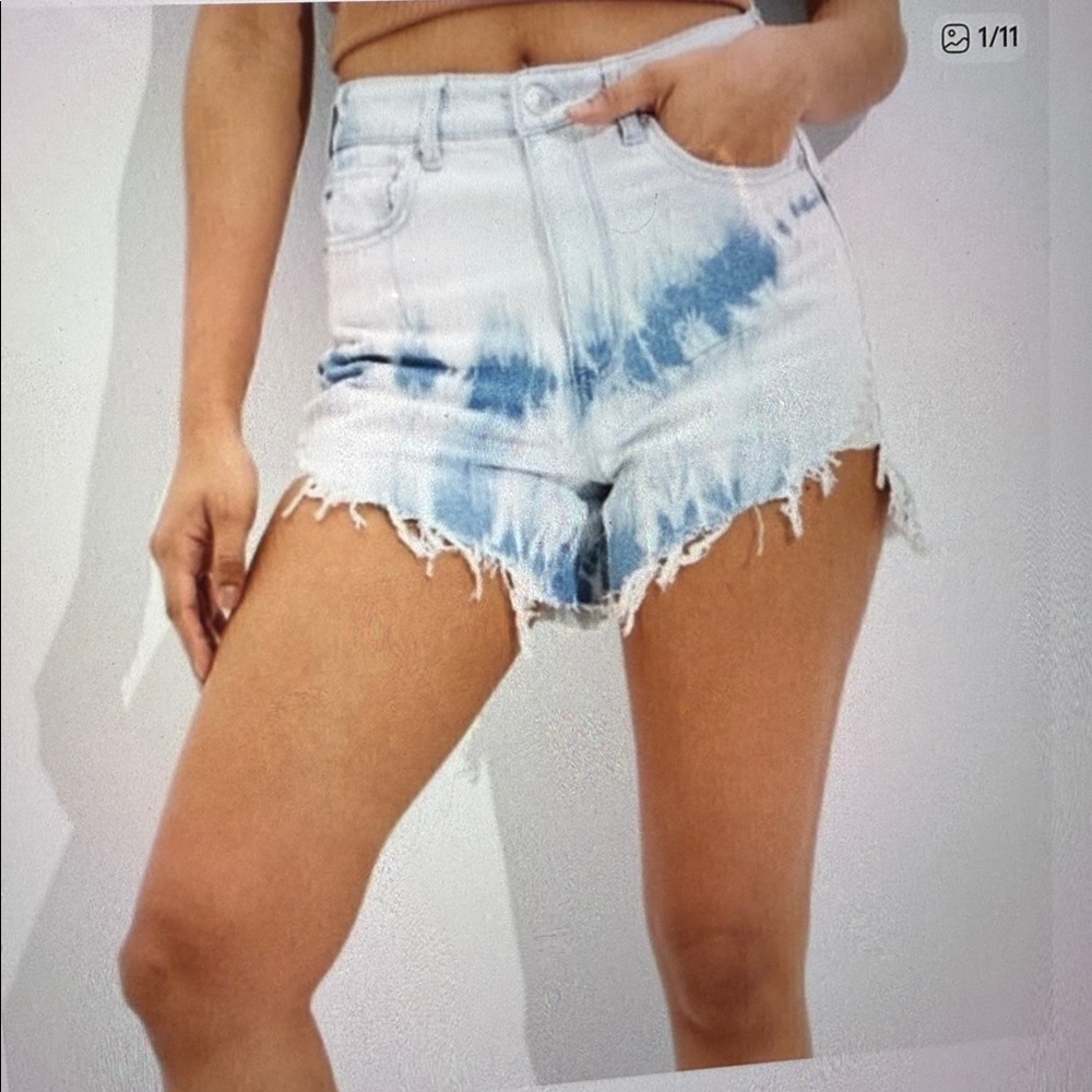 American Eagle Womens Highest Rise Mom Shorts Light Wash Blue Tie Dye size 6 NWT